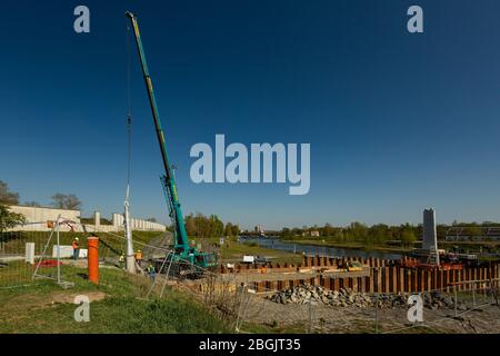 Prag / Tschechische Republik - 21. April 2020: Bau einer neuen Brücke über die Moldau in Prag im Stadtteil Troja. Heller sonniger Frühlingstag. Stockfoto