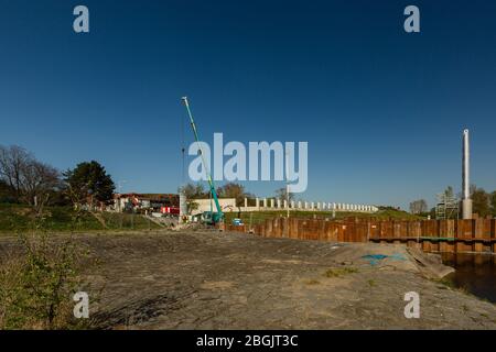 Prag / Tschechische Republik - 21. April 2020: Bau einer neuen Brücke über die Moldau in Prag im Stadtteil Troja. Heller sonniger Frühlingstag. Stockfoto