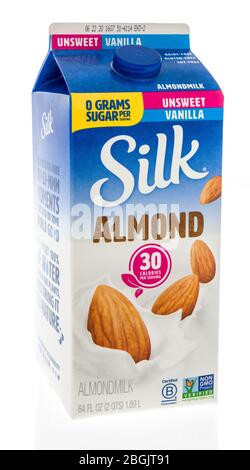 Winneconne, WI - 21. April 2020: Ein Paket aus Almondmilch aus Seidenmandel auf einem isolierten Hintergrund. Stockfoto