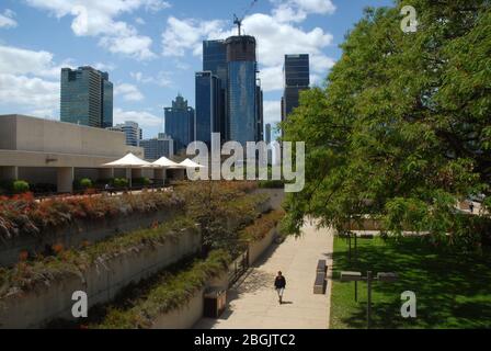 Blick auf den zentralen Geschäftsbezirk von Brisbane von der Rückseite des Queensland Performing Arts Center, Brisbane, Queensland, Australien. Stockfoto