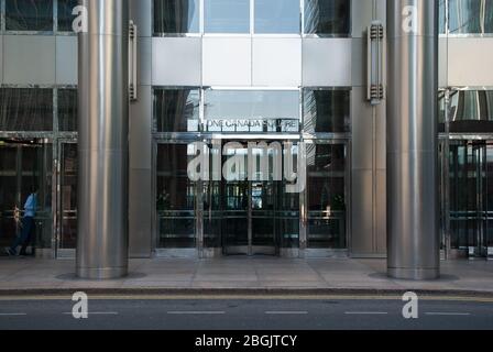 Tower Stainless Steel Architecture 1980er Jahre One Canada Square Canary Wharf, London E14 5AB von Cesar Pelli & Associates Stockfoto