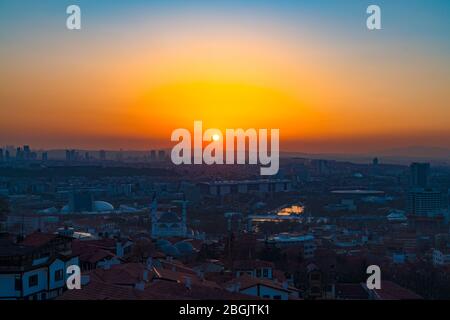 Ankara/Türkei-Februar 17 2019: Blick auf die Stadt von der Burg von Ankara im Sonnenuntergang Stockfoto