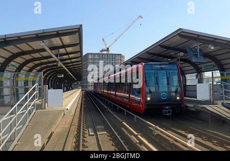 Ein Docklands Light Railway Zug wartet im Bahnhof. London, Großbritannien Stockfoto