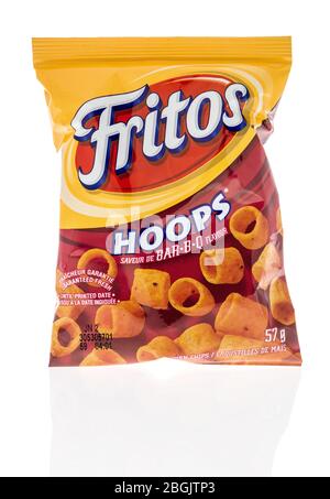 Winneconne, WI - 21. April 2020: Ein Paket Fritos Reifen auf einem isolierten Hintergrund. Stockfoto