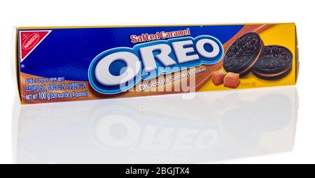 Winneconne, WI - 21. April 2020: Eine Packung mit Oreo-Karamellkeksen auf einem isolierten Hintergrund. Stockfoto