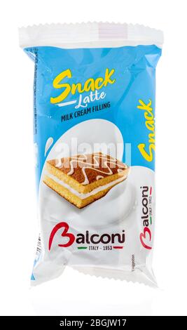 Winneconne, WI - 21. April 2020: Ein Paket von Balconi Snack al Latte Cookies auf einem isolierten Hintergrund. Stockfoto