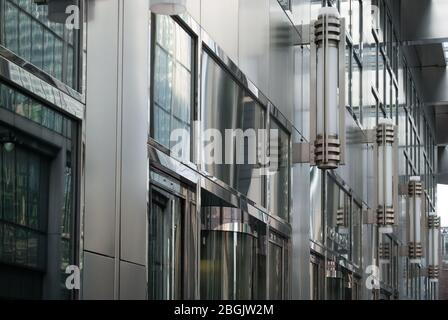 Tower Stainless Steel Architecture 1980er Jahre One Canada Square Canary Wharf, London E14 5AB von Cesar Pelli & Associates Stockfoto