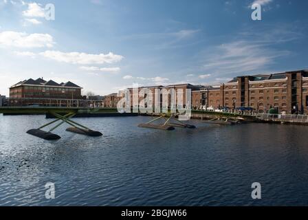 Fluoreszierende Schwimmbrücke West India Quay, London, E14 von Jan Kaplicky Amanda Levete Future Systems Architects Stockfoto