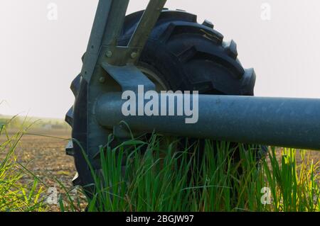 Bewässerungssystem mit Raddrehpunkt in Lot-et-Garonne, Frankreich Stockfoto