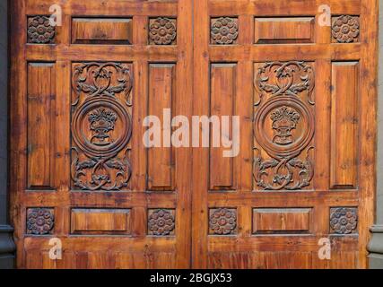 Antike Vintage geschnitzte Holztür, gotische sakrale Kunst und Handwerkskunst. Stockfoto