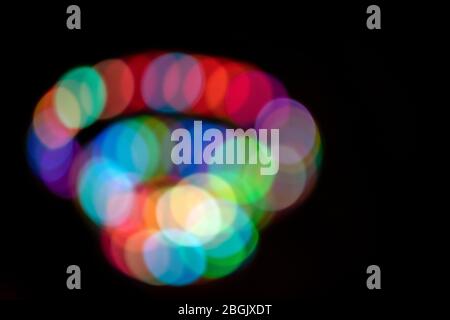 Bunte Bokeh Lichter in der Nacht mit einem schwarzen Hintergrund Stockfoto