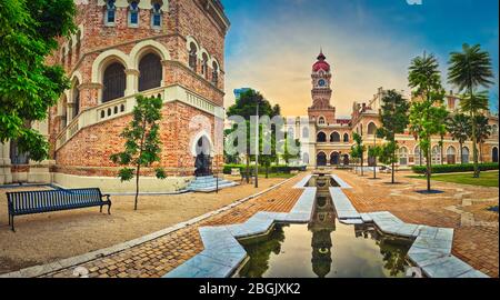 Blick auf den Sonnenuntergang von der Fußgängerbrücke des Sultan Abdul Samad Building am Merdeka Square, Kuala Lumpur, Malaysia. Panorama Stockfoto