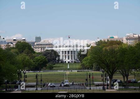 Washington, USA. April 2020. Das Foto vom 21. April 2020 zeigt das Weiße Haus in Washington, DC, USA. Die Zahl der COVID-19-Fälle in den Vereinigten Staaten hat am Dienstag mit mehr als 43,000 Todesfällen 800,000 übertroffen, während die Amerikaner zunehmend darüber gespalten sind, wann und wie die Wirtschaft wieder geöffnet werden kann. Kredit: Liu Jie/Xinhua/Alamy Live News Stockfoto