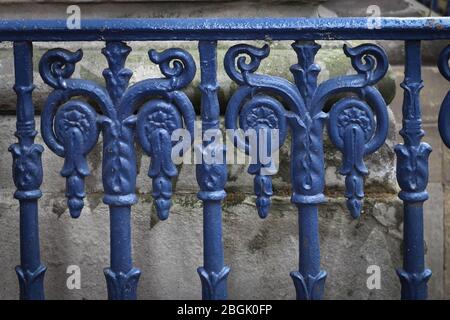 Nahaufnahme eines historischen Metallgeländers in Glasgow, Schottland, das blau gestrichen wurde. Sehr ornamental, schafft eine Grenze und Sicherheit. Stockfoto