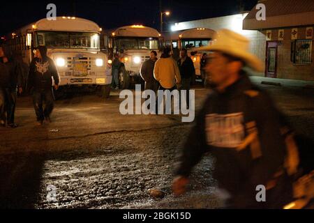 Huron, Kalifornien, USA. April 2006. Als die Morgendämmerung über Huron bricht, beginnt der Arbeitstag. Zweimal im Jahr, wenn Salat in der Gegend geerntet wird, verdoppelt sich die Bevölkerung und Huron wird zum Grand Central Terminal für die Arbeitsmigranten. Arbeiter versammeln sich in der Hauptstraße, wo Busse anstehen, um sie auf die Felder zu bringen. Einige sind im Vertrag, aber viele hoffen nur auf eine Verschiebung jeden Tag. Quelle: Robert Gallagher/ZUMA Wire/Alamy Live News Stockfoto