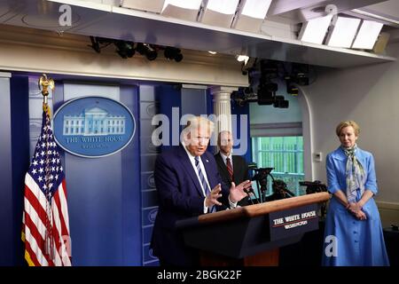 US-Präsident Donald J. Trump, links, spricht bei der Pressekonferenz der Coronavirus Task Force im Weißen Haus in Washington am 21. April 2020. Stephen Hahn, Kommissar, US Food and Drug Administration (FDA), Zentrum, und Dr. Deborah L. Birx, White House Coronavirus Response Coordinator, rechts, schauen Sie auf.Quelle: Yuri Gripas/Pool via CNP/MediaPunch Stockfoto