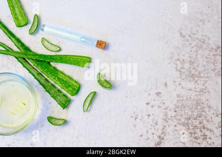 Antiseptisches Handgel mit Alkohol und Aloe Vera auf weißem Hintergrund isoliert. Hände waschen, um vor Coronavirus zu schützen und die Ausbreitung von COVID zu stoppen Stockfoto