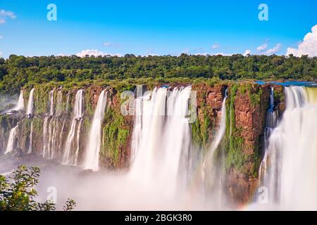 Iguazu Wasserfälle in Argentinien, Nahaufnahme des fallenden Wassers aus dem Teufelsmund Aussichtspunkt an einem hellen Tag mit blauem Himmel Stockfoto
