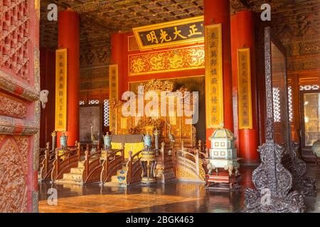 Peking, China - 9. Januar 2020: Ein Thron im Qianqinggong (Palast der himmlischen Reinheit) in der Verbotenen Stadt Stockfoto