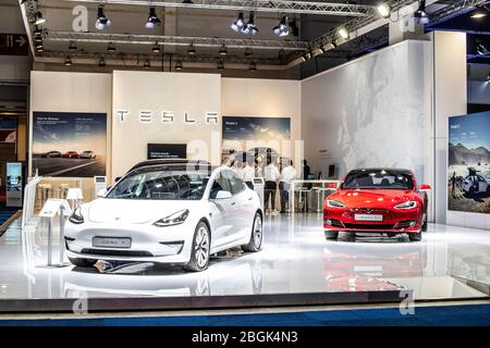 Brüssel, Belgien, 09. Januar 2020: Tesla Model 3 auf der Brussels Motor Show, Elektroauto des amerikanischen Automobilherstellers Tesla Stockfoto