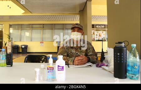 TAMUNING, Guam (23. März 2020) – SPC. George Gonzalez, Nationalgarde der Guam Armee, unterstützt einen COVID-19-Isolationsstandort in Tamuning, Guam, März 23. Durch die Richtung von Guam Gov. Lou Leon Guerrero, die GUNG wurde aktiviert März 21, um die lokale Regierung COVID-19 Reaktion Bemühungen zu unterstützen. (USA Foto der Nationalgarde der Armee von Joanna Delfin) Stockfoto