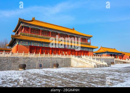 Peking, China - 9. Januar 2020: Umgebene Halle an der Seite des kaiserlichen Hofes in Taihedian (Halle der höchsten Harmonie) in der Verbotenen Stadt Stockfoto