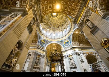 Das prunkvolle Renaissance-Interieur, die Kuppel, die Kuppel und die Decke des Petersdoms in der Vatikanstadt, in der Stadt Rom, Italien. Stockfoto