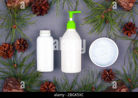 Kosmetik mit Nadelgeschmack, Aroma und Tannenzweigen und Zapfen. Naturkosmetik. Stockfoto