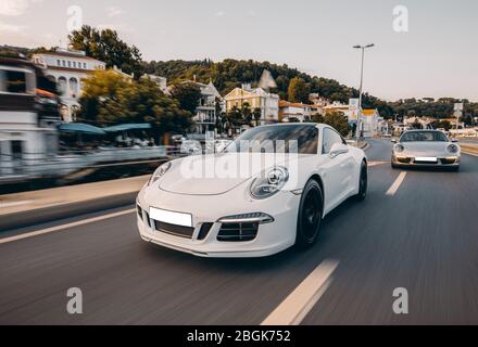 Weiße Sportwagen Rush Drive in der Bay Town, Blick von vorne Stockfoto