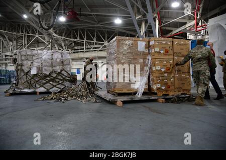 Die Luftwaffe des 146. Luftlift Wing der California Air National Guard in Oxnard, CA, liefert 200 Ventilatoren an Mitglieder der 105. AW, 7. April 2020, auf der Stewart Air National Guard Base, Newburgh, NY. Der Einsatz des C-130J Super Hercules, zusammen mit der NY Army National Guard, Erleichtert die Lieferung von medizinischen Geräten, die die laufenden COVID-19 medizinischen Behandlungen in den Gebieten New York und New Jersey (USA durchgeführt werden Air Force Foto von SRA Jonathan Lane/veröffentlicht). Stockfoto