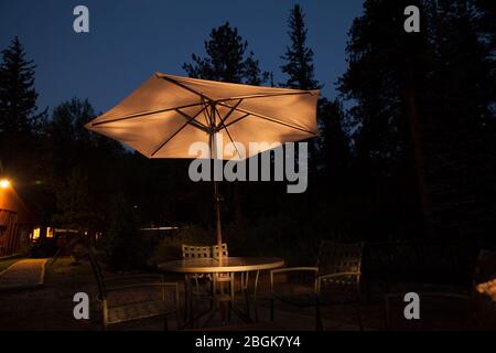 Lichtbemalter Regenschirm auf einer leeren Colorado Terrasse. Stockfoto