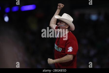 Aficionado festeja, grita viste de sombrero vaquero y Jersey de Mexico anima a la afición, durante el segundo partido semifinal de la Serie del Caribe en el nuevo Estadio de los Tomateros en Culiacan, Mexiko, Lunes 6 Feb 2017. Hay, Scream, Cowboy, Hut Foto: /Luis Gutierrez Stockfoto