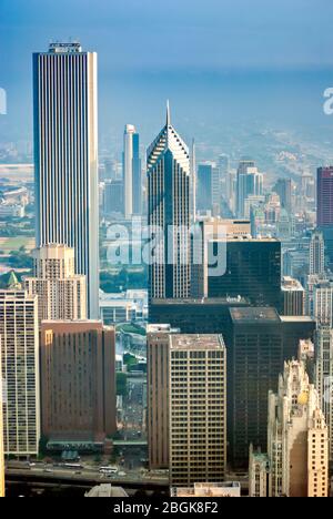 Die Spitze von zwei Prudential Plaza Gebäude und Aon Center in Chicago Stockfoto