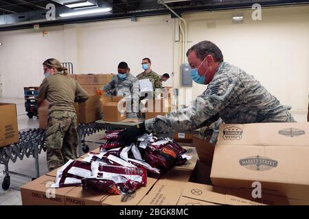 Stabsfeldwebel Bill Humbree, von der Mission Support Group des 127th Wing, sortiert Lebensmittel, die als Teil der COVID-19-Reaktion der Michigan National Guard neu verpackt und verteilt werden. Ein Team von Flugmännern der Selfridge Air National Guard Base hilft bei der Verteilung von Lebensmitteln in der Forgotten Harvest Food Bank in Royal Oak, Michigan. Die Arbeit der Selfridge Airmen trägt zu den größeren Bemühungen der Michigan National Guard bei, Michiganders und die Nahrungsmittelbanken in Ann Arbor, Comstock Park, Flint, Und Pontiac. (USA Foto der Air National Guard vom Personal. Sgt. Drew Schumann) Stockfoto