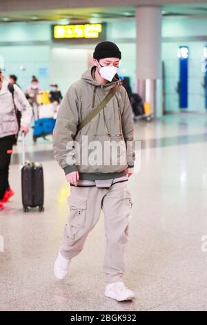 Der chinesische Popsänger und Schauspieler Wei Chen oder Vision Wei kommt vor der Abreise in Peking, China, am 6. März 2020 an einem Flughafen in Peking an. Stockfoto