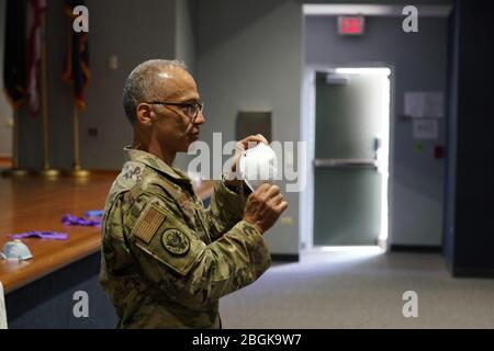 Master-Sgt. Emilio Maldonado, das Team der Zivilunterstützung der Nationalgarde Hawaii 93. Waffen der Massenvernichtung, demonstriert die richtige Pflege und das Tragen einer N95-Maske für die erste Charge von Hawaii-Nationalgardisten und -Männern, die für die COVID-19-Reaktion des Staates Hawaii am 23. März 2020 in Honolulu, Hawaii aktiviert wurden. Die Nationalgarde von Hawaii arbeitet weiterhin eng mit den staatlichen Partneragenturen zusammen, um Bedürfnisse und potenzielle Hilfeanfragen zu antizipieren. Die Hawaii National Guard Soldaten und Airmen wurden aktiviert, um den aktiven Dienst des Staates und sind derzeit für mögliche Missionen, die inkl vorbereiten könnte Stockfoto