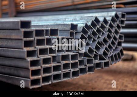 Stapel von quadratischen Metallprofilen Stockfoto