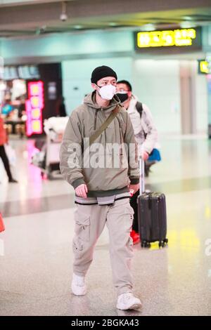 Der chinesische Popsänger und Schauspieler Wei Chen oder Vision Wei kommt vor der Abreise in Peking, China, am 6. März 2020 an einem Flughafen in Peking an. Stockfoto