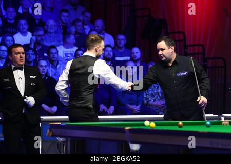 Judd Trump aus England, Mitte, schüttelt die Hände mit Stephen Maguire aus Schottland, rechts, beim Halbfinale der 2020 Players Championship in Southport, der U Stockfoto