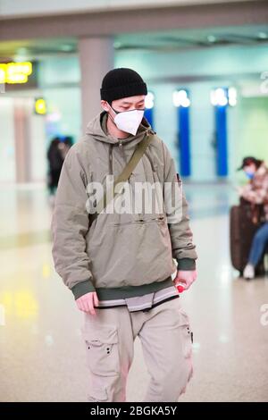 Der chinesische Popsänger und Schauspieler Wei Chen oder Vision Wei kommt vor der Abreise in Peking, China, am 6. März 2020 an einem Flughafen in Peking an. Stockfoto