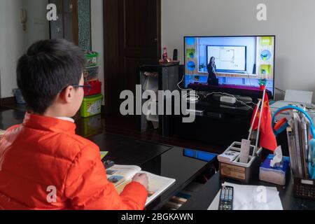 Ein Grundschüler nimmt Unterricht über Internet, studiert von zu Hause, Shanghai, China, 3. März 2020. *** Ortsunterschrift *** fachaoshi Stockfoto