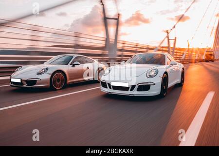 Geschwindigkeitsbewegung zwischen zwei Sportwagen Stockfoto