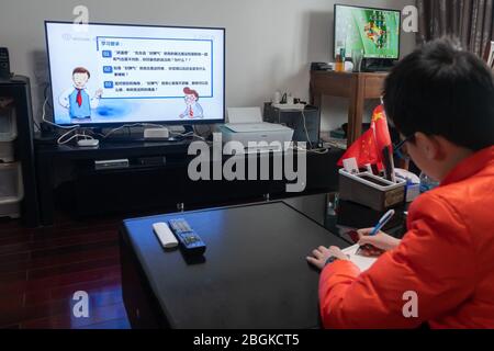 Ein Grundschüler nimmt Unterricht über Internet, studiert von zu Hause, Shanghai, China, 3. März 2020. *** Ortsunterschrift *** fachaoshi Stockfoto