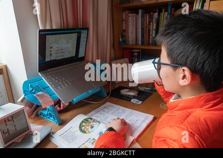 Ein Grundschüler nimmt Unterricht über Internet, studiert von zu Hause, Shanghai, China, 3. März 2020. *** Ortsunterschrift *** fachaoshi Stockfoto