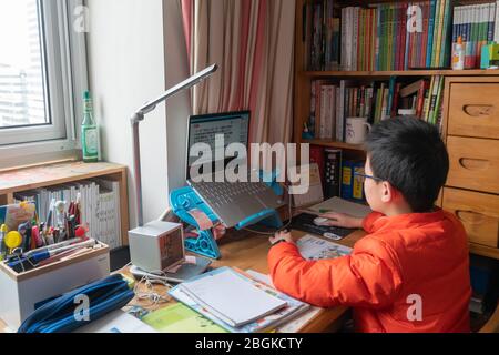 Ein Grundschüler nimmt Unterricht über Internet, studiert von zu Hause, Shanghai, China, 3. März 2020. *** Ortsunterschrift *** fachaoshi Stockfoto