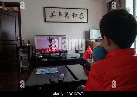 Ein Grundschüler nimmt Unterricht über Internet, studiert von zu Hause, Shanghai, China, 3. März 2020. *** Ortsunterschrift *** fachaoshi Stockfoto