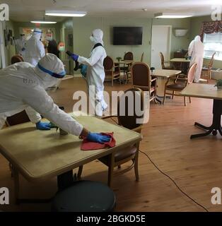 Soldaten der Nationalgarde der Georgia Army des Cordele-based Company C, 2nd Battalion 121st Infantry Regiment desinfizieren gemeinsame Bereiche in einer Langzeitpflegeeinrichtung in Dawson, GA. 2. April 2020. Foto von 2. LT. George Peagler Stockfoto