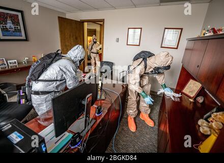 Mitglieder der Task Force Chemical, Biological, Radiological and Nuclear (CBRN) Response Enterprise (CRE) (TF-CRE) der West Virginia National Guard sanieren Arbeitsbereiche für die West Virginia Higher Education Policy Commission in Charleston, West Virginia, 11. April 2020. Unter Verwendung von CDC-Empfehlungen (Centers for Disease Control and Prevention) für die Reinigung und Desinfektion von Umweltbelägen und TF-CRE-desinfizierten Arbeitsbereichen auf mehreren Etagen des Gebäudes, um die mögliche Ausbreitung von COVID-19 zu bekämpfen und Mitarbeitern die Möglichkeit zu geben, sicher an die Arbeit zurückzukehren und die öffentliche Agenda zu entwickeln und zu überwachen Stockfoto