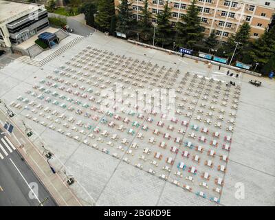 Eine Luftaufnahme von über 300 Tischen und 1200 Stühlen wird außerhalb der Tür bewegt und auf einem Öffnungsbereich der Hunan University of Technology, Zhengzhou CI gestellt Stockfoto