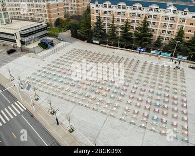 Eine Luftaufnahme von über 300 Tischen und 1200 Stühlen wird außerhalb der Tür bewegt und auf einem Öffnungsbereich der Hunan University of Technology, Zhengzhou CI gestellt Stockfoto